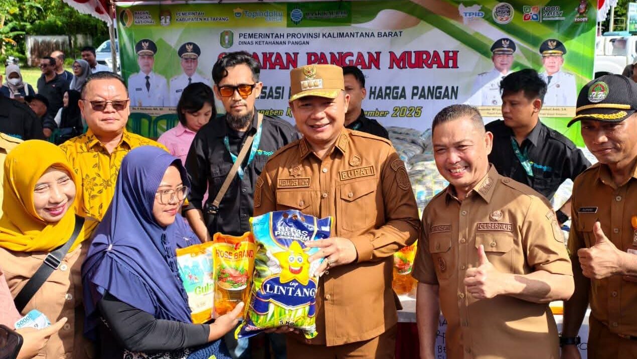 Bupati Ketapang dan Gubernur Kalbar Membaur Bersama Warga di Gelaran Pasar Murah