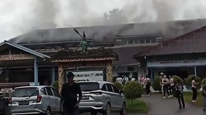 RS Bethesda Serukam Bengkayang Terbakar Siang Ini, Asap Tebal Membumbung dari Atap