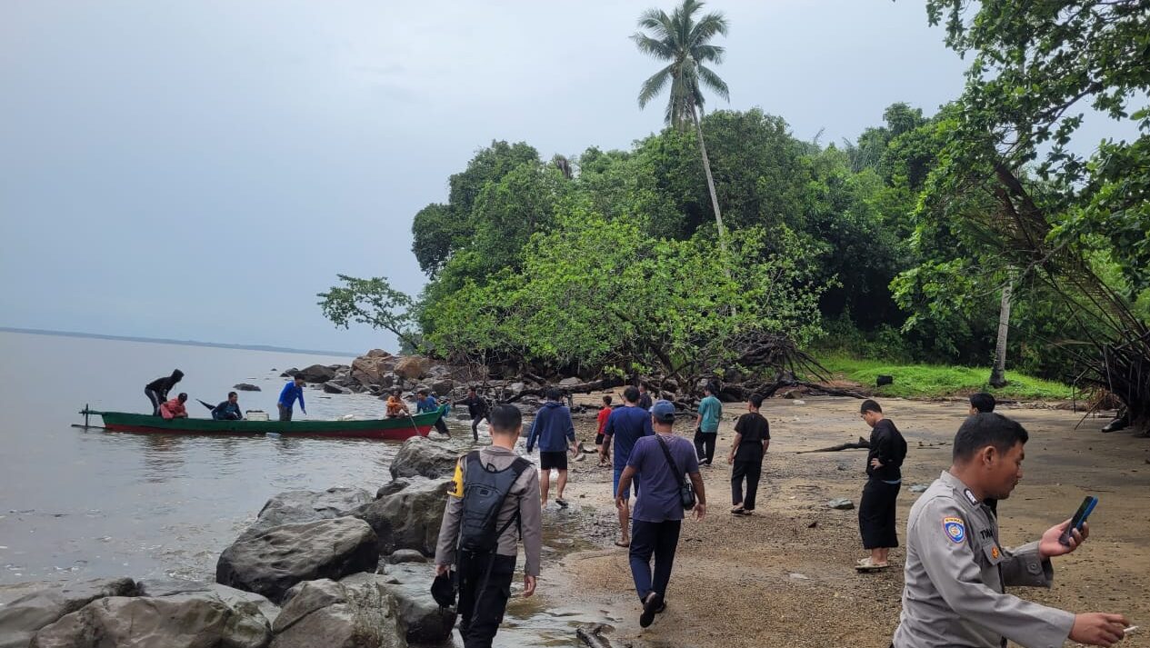 Detik-detik Menegangkan Sampan Terbalik di Pulau Kumbang, Satu Nelayan Hilang Digulung Ombak