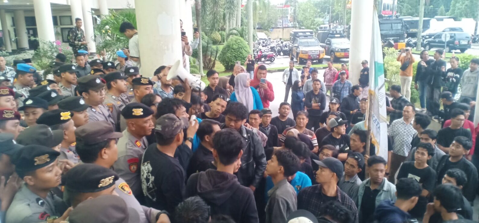 DPRD Kalbar Memanas: Hujan Deras, Bakar Ban, hingga Aksi Dorong-dorongan