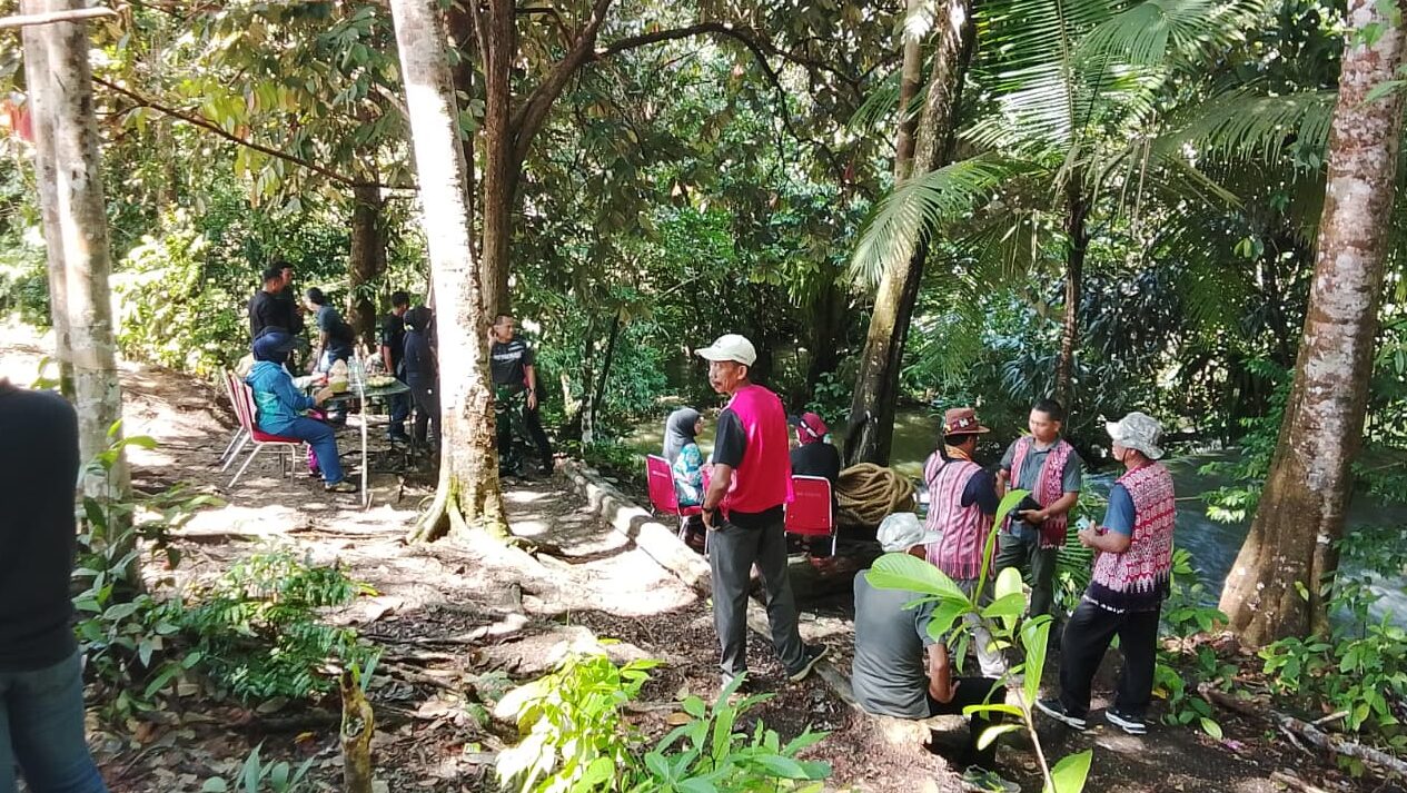 Pesona 'Hidden Gem' Air Terjun Lepung Iring Pikat Ketua Persit (KCK) Daerah XII/Tanjungpura, Meski Akses Jalan Masih Tanah Kuning
