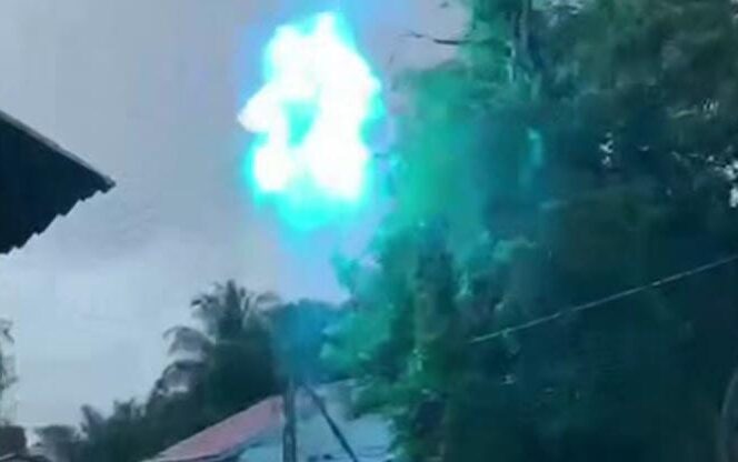 Ngeri! Patahan Kayu Nyangkut, Kabel Listrik di Senakin Semburkan Api Biru