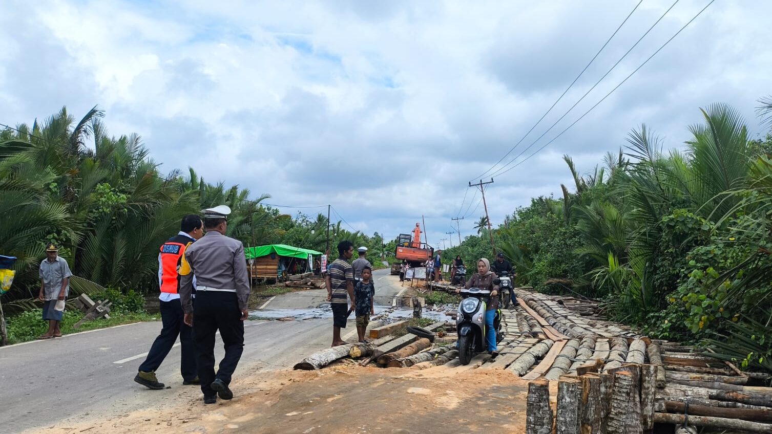 Jalan Poros Kayong Utara 'Makan Korban', As Roda Kendaraan Putus Dihajar Lubang Menganga
