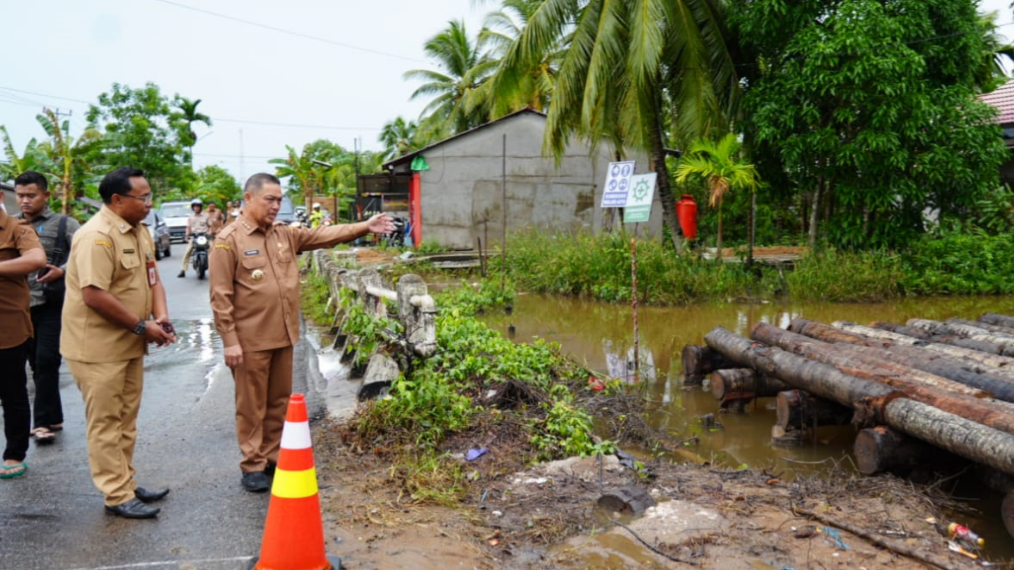Kejar Tayang Akhir Tahun, Ria Norsan Instruksikan Proyek Jembatan Kakap Dikebut Siang-Malam