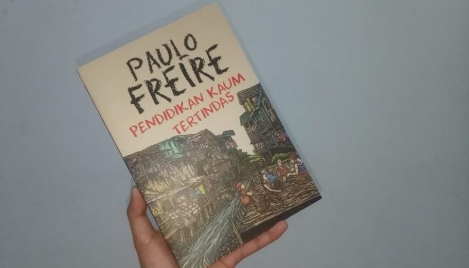 Bukan Sekadar Mengajar: 5 Poin Mengguncang dari Buku 'Pendidikan Kaum Tertindas' Paulo Freire