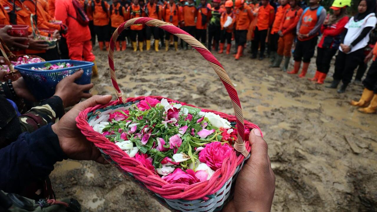 Suasana Haru Tabur Bunga Tandai Berakhirnya Operasi SAR Bencana Banjarnegara
