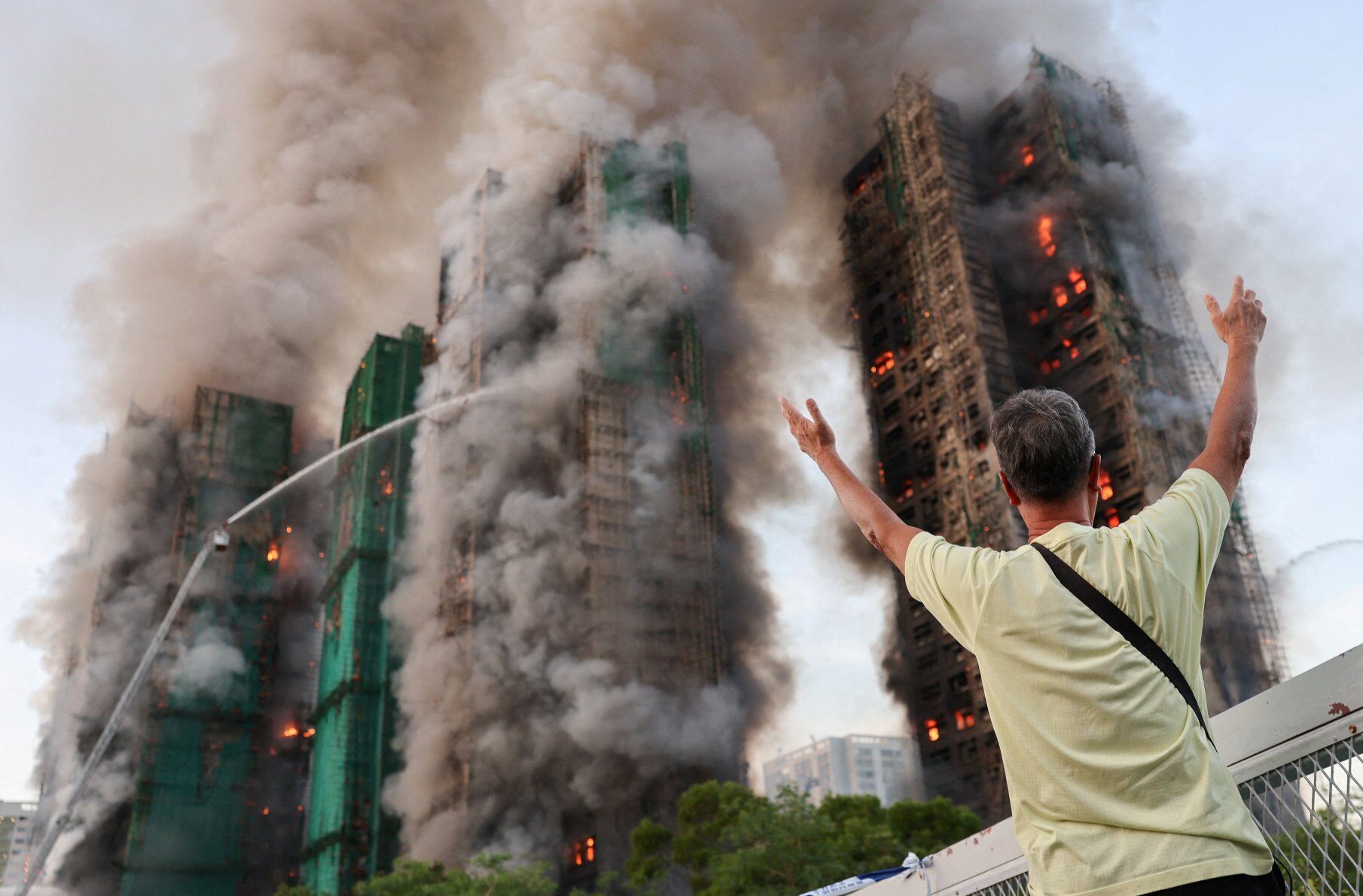 Korban Tewas Kebakaran Apartemen Hong Kong Capai 44, Ratusan Orang Masih Dicari