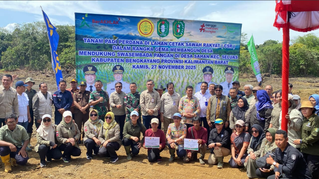 Ubah Lahan Tidur Jadi Lumbung Pangan, Krisantus Tanam Padi Perdana di Lahan CSR Bengkayang
