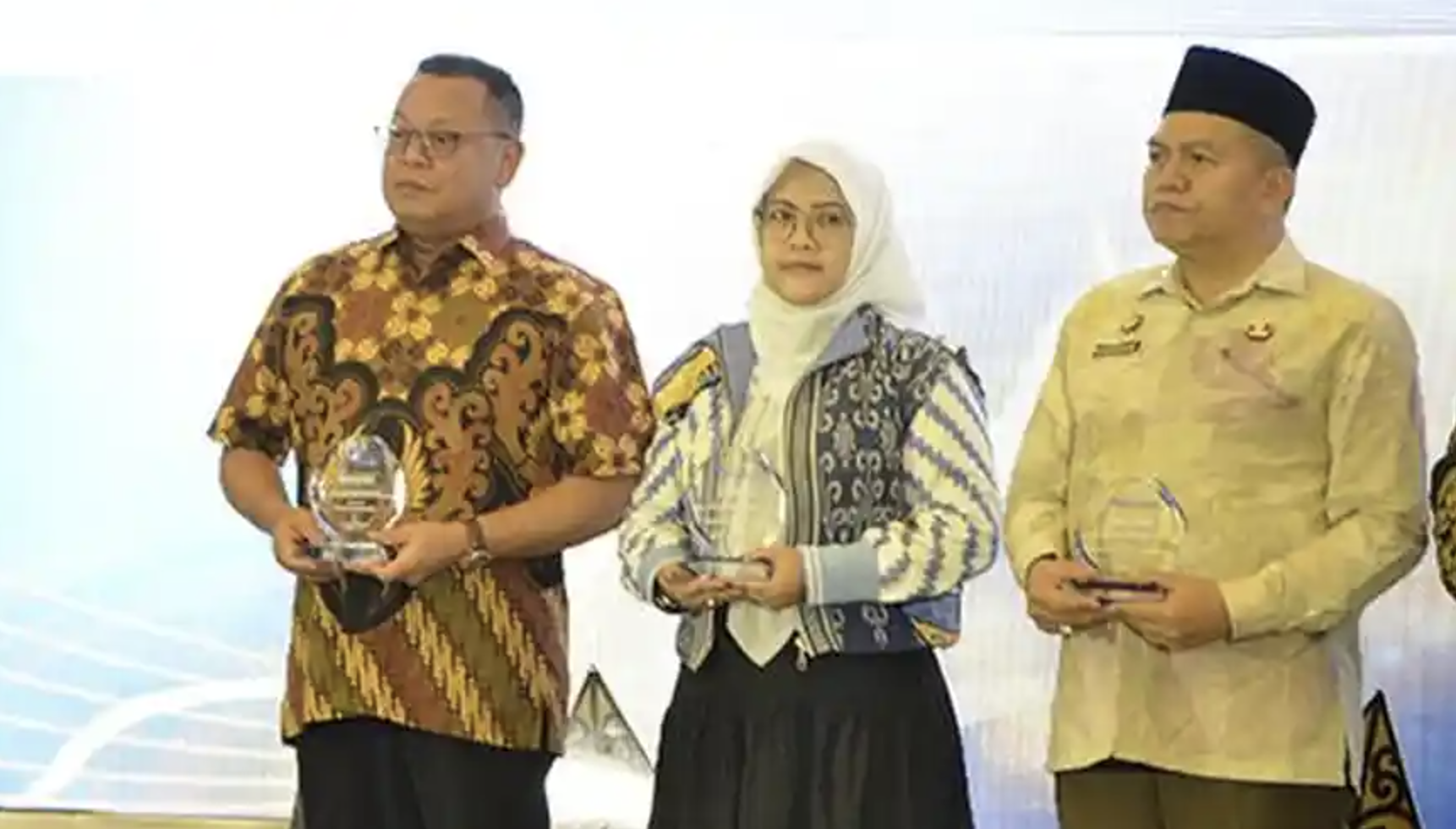 Akselerasi Digital! Bank Kalbar Raih Dua Penghargaan QRIS Terbaik di PTBI 2025