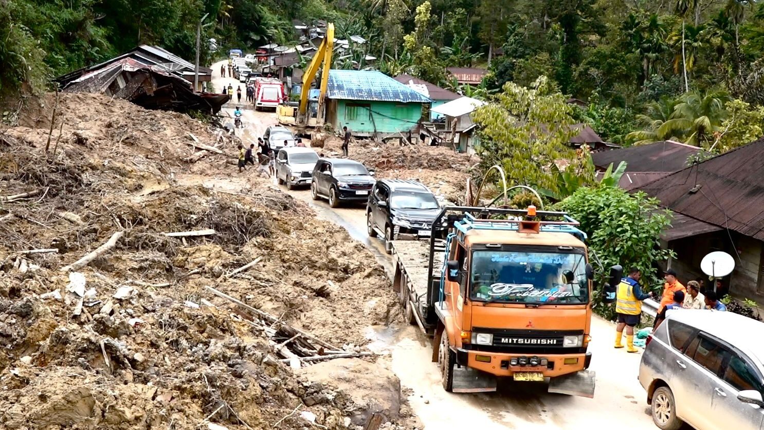 11 Titik Longsor Terbuka, Akses Vital Tarutung-Padang Sidempuan Kembali Bisa Dilalui