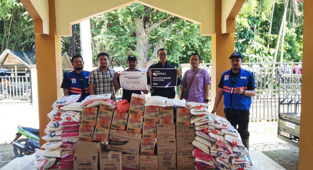 Berjibaku 24 Jam, Tim Teknis XLSMART Kebut Pemulihan Jaringan dan Salurkan Bantuan di Sumatera