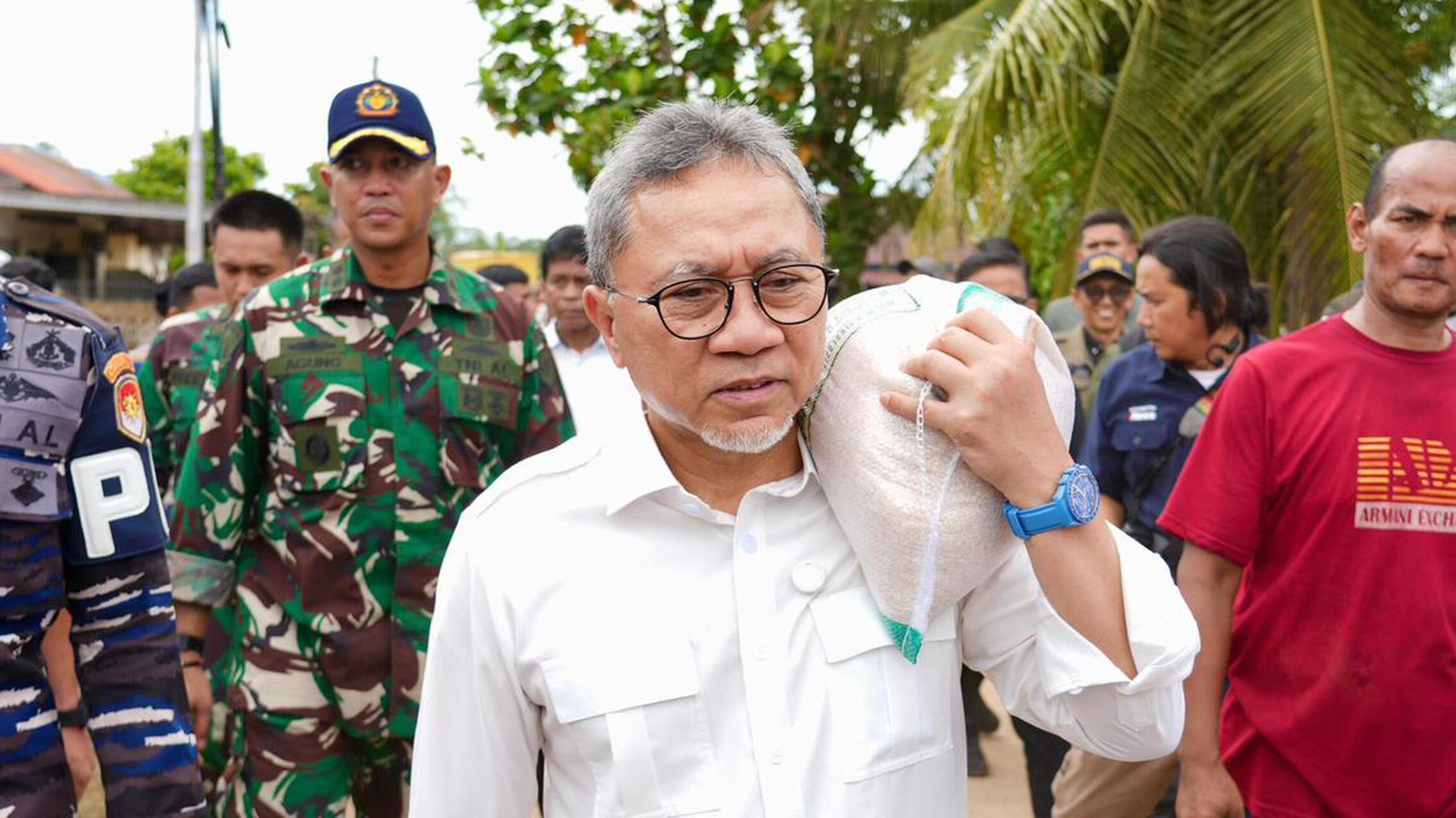 "Pencitraan Kelas Minyak Goreng", Netizen Rujak Aksi Zulhas Panggul Beras di Padang
