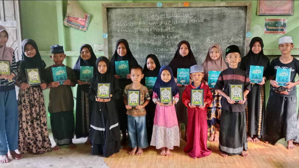 Tempuh Jarak Ratusan Kilometer, Gerakan Sidaq 'Banjiri' Pedalaman Ketapang dengan Al-Qur'an