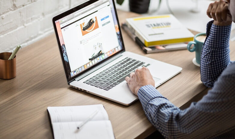 Kepala Kliyengan? Ini 5 Cara Ampuh Atasi Pusing Akibat Menatap Laptop Terlalu Lama