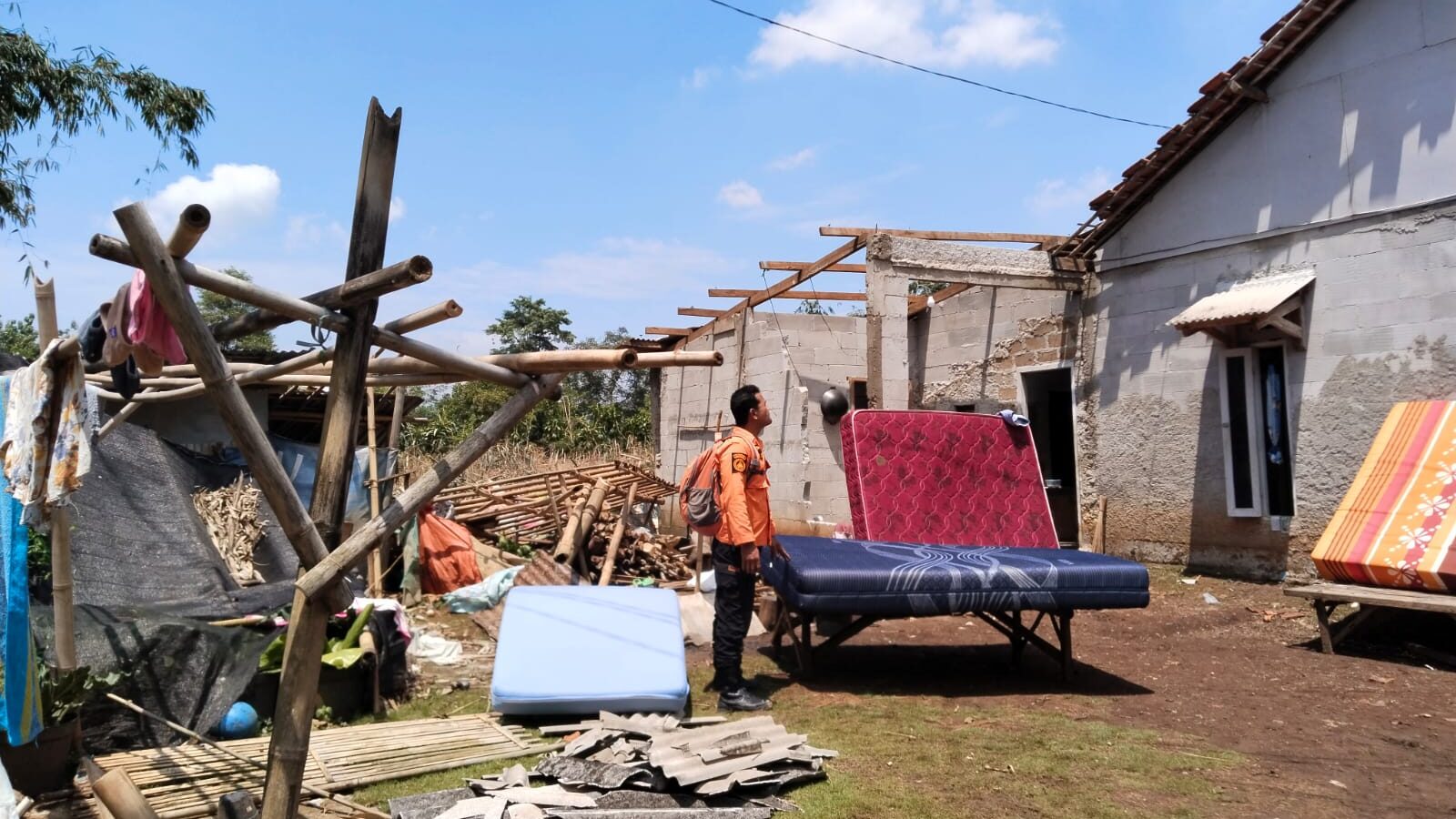 Bogor dan Bandung Diterjang Cuaca Ekstrem, Puluhan Rumah Rusak dan Pohon Tumbang