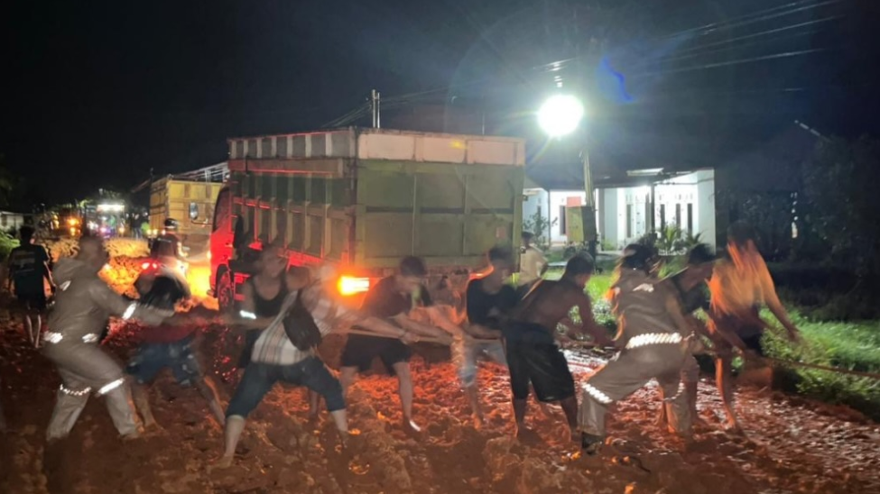 Malam-malam Terjang Lumpur, Polsek Simpang Hilir Dorong Mobil Warga yang Terjebak di Rantau Panjang