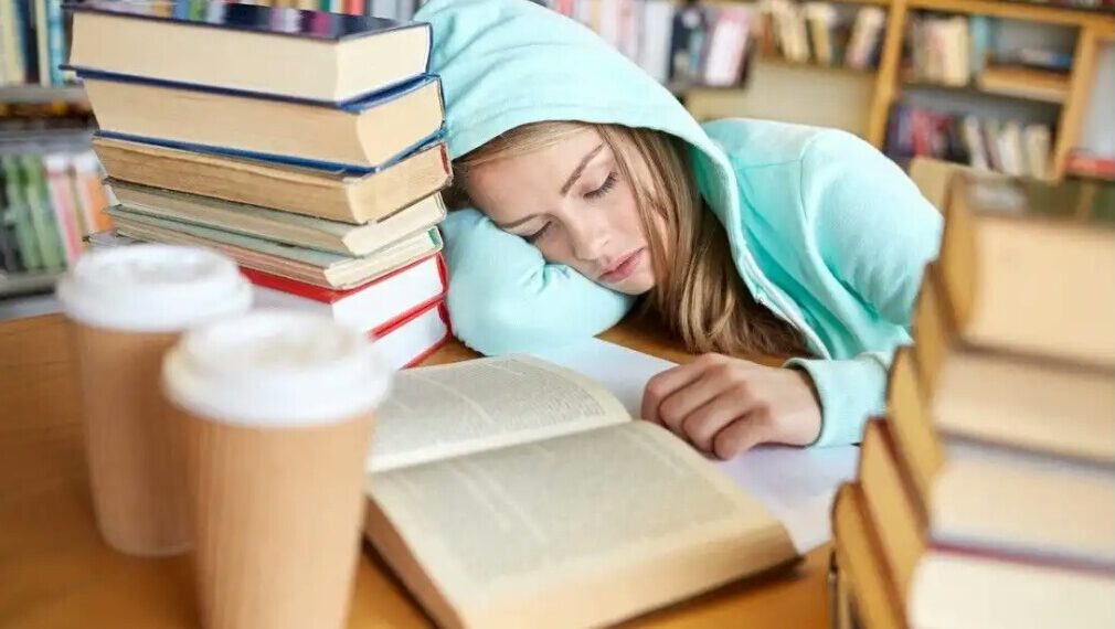 Pelukan Tanpa Suara: 4 Alasan Psikologis Mengapa Membaca Buku Ampuh Redakan Kesedihan