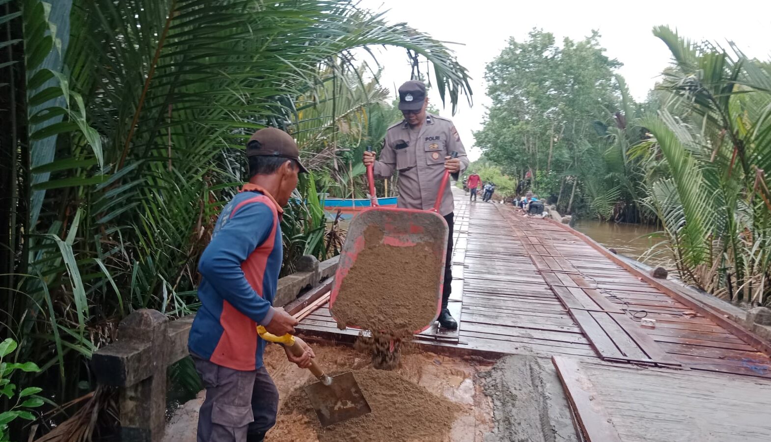 Kerap Tenggelam Saat Pasang, Jembatan Penghubung Tanjung Satai Akhirnya Diperbaiki Darurat