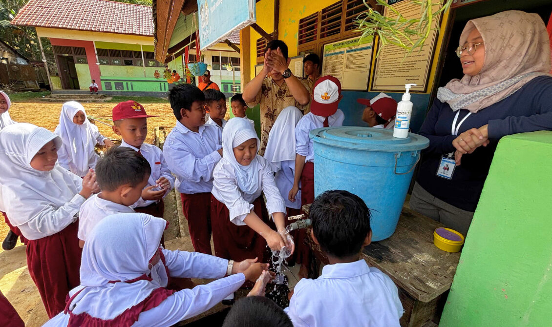Edukasi PHBS DIB Care Karimata: Ajarkan Cuci Tangan dan Sikat Gigi ke Anak-anak Desa Pelapis