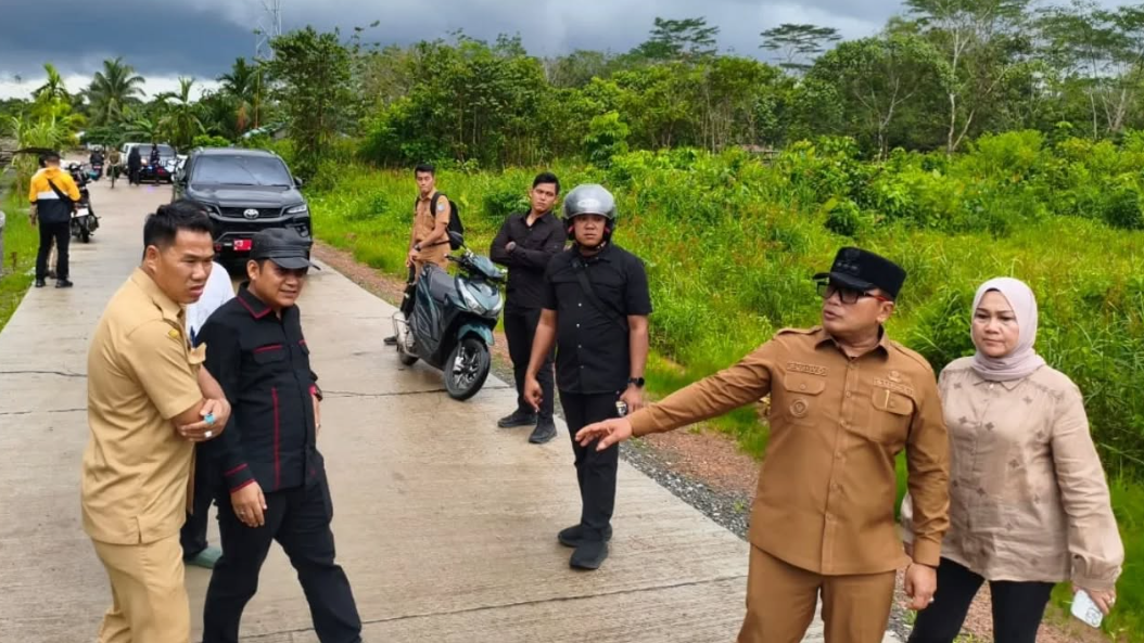 Hubungkan 4 Desa, Bupati Sujiwo Tinjau Progres Perbaikan Jalan Poros Sungai Ambawang