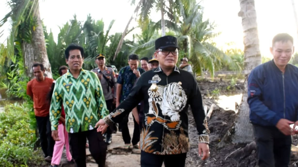 Vital bagi 6 Desa, Bupati Sujiwo Tinjau Kondisi Jembatan Penghubung di Selat Remis
