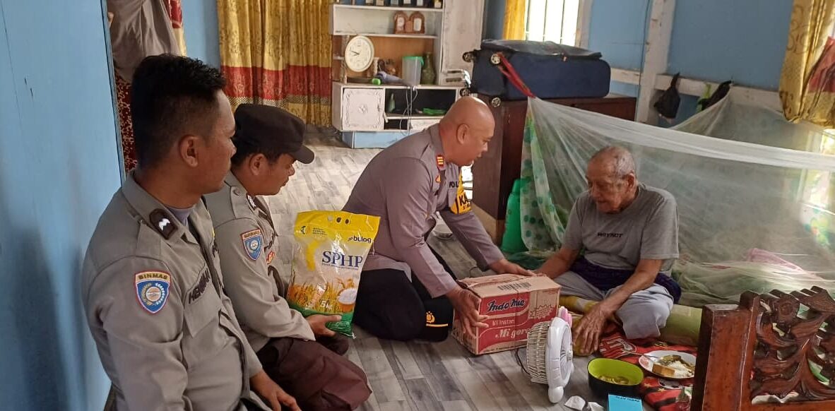 Terdampak Banjir Rob, Warga Tiga Desa di Simpang Hilir Terima Bantuan Sembako