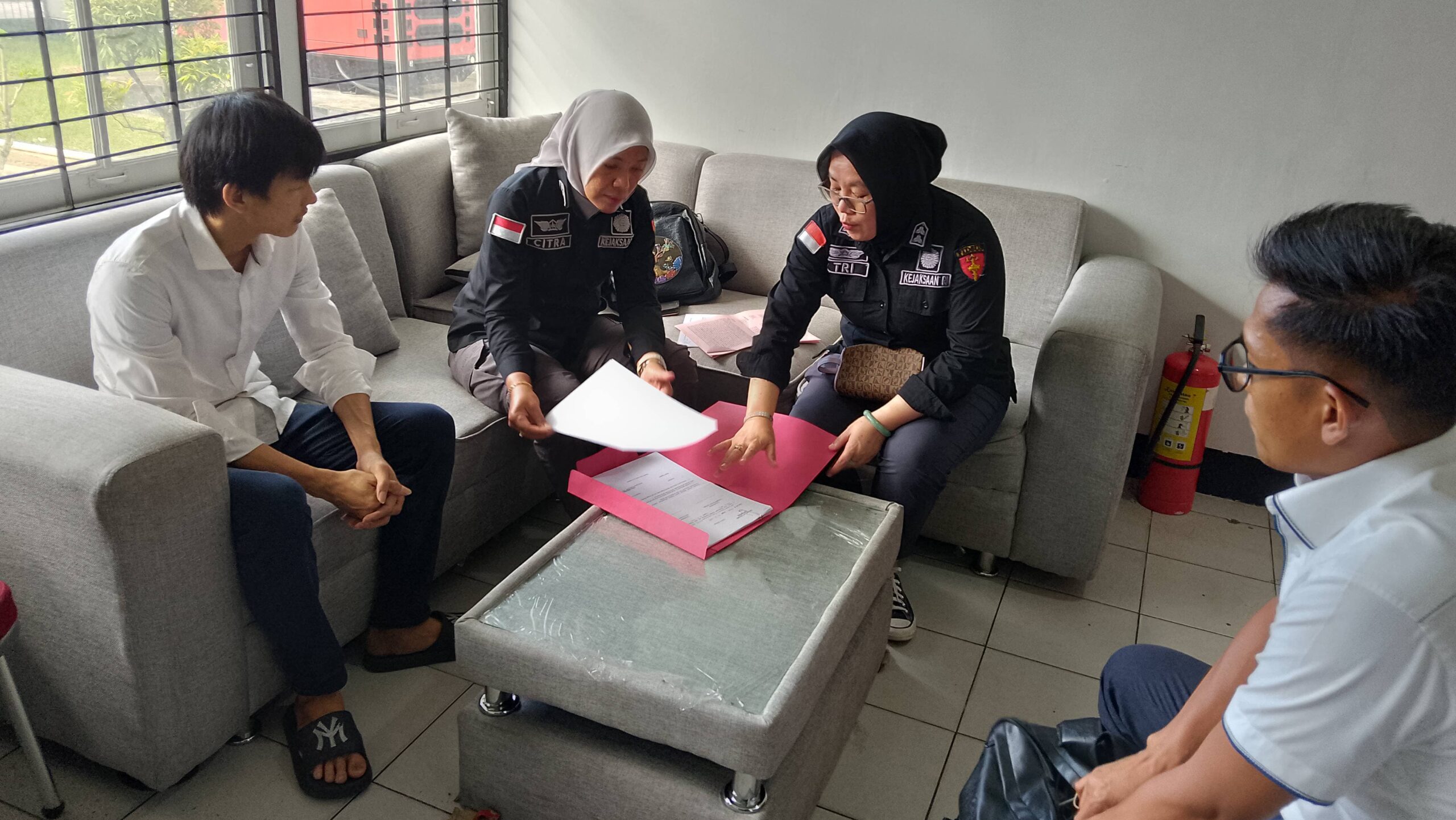 Kejati Kalbar Serahkan Tersangka RS dan Barang Bukti Kasus Dugaan Korupsi Pengadaan Tanah BPD Kalbar