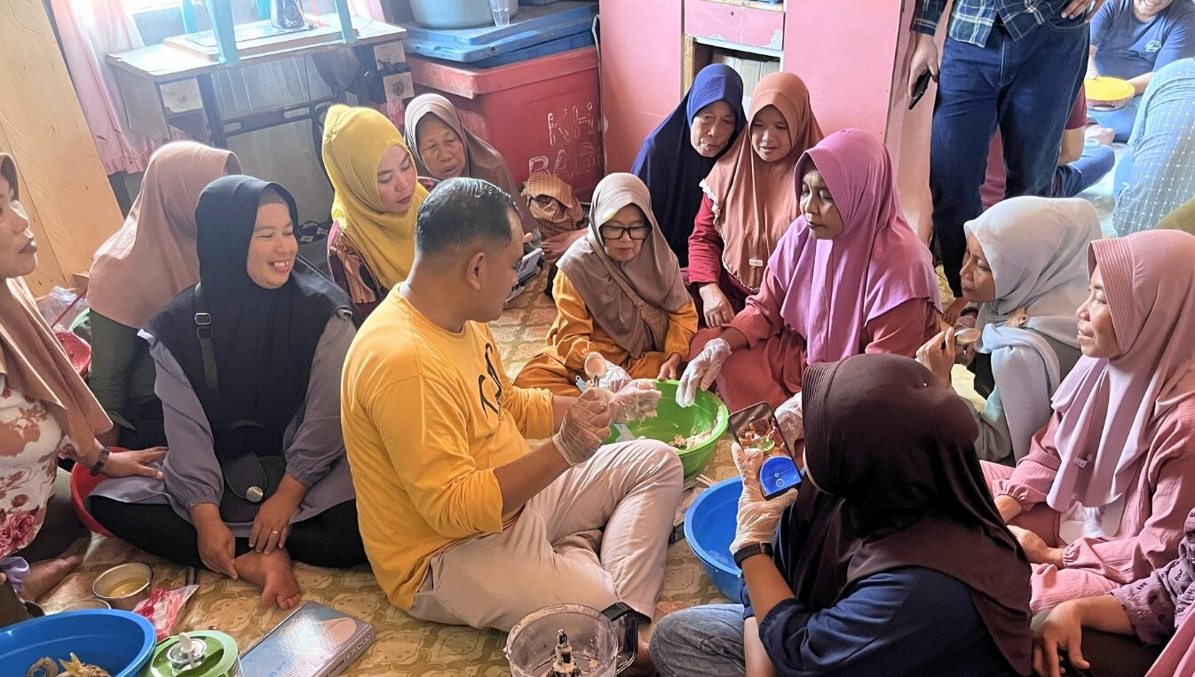 Gandeng IPB, PT DIB Latih 64 Ibu-Ibu Desa Pelapis Olah Ikan Jadi Bakso dan Nugget Bernilai Ekonomis