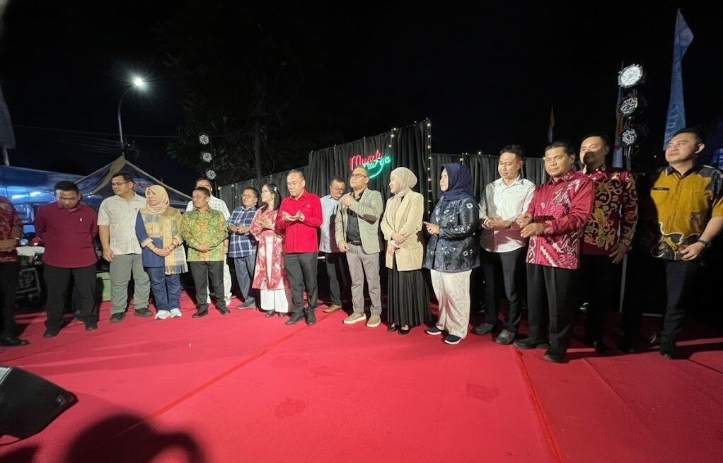 Perkuat Ekosistem UMKM, Bank Kalbar Salurkan CSR Tenda di Pusat Kuliner Serdam