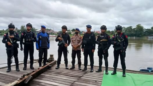 Amankan Jalur Perairan, Satpolair dan Brimob Perketat Monitoring Pos Pelayanan Dermaga Apung Kapuas Hulu