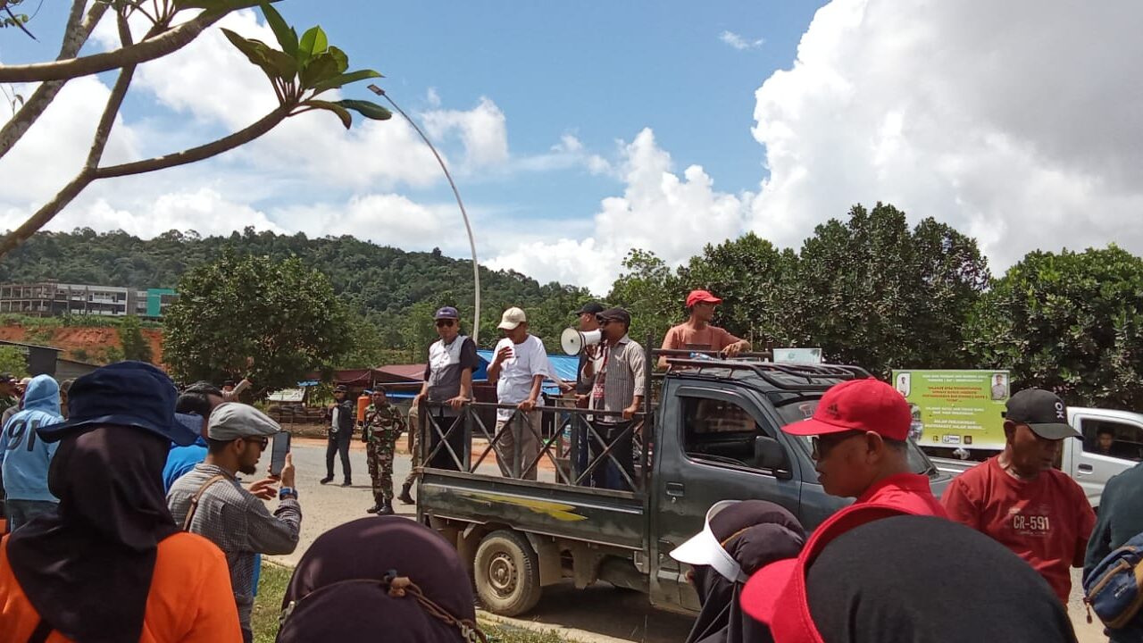 Protes Jalan Rusak, Ratusan Warga Tayan Hilir Hadang dan Ancam Blokir Total Akses Truk Tangki CPO