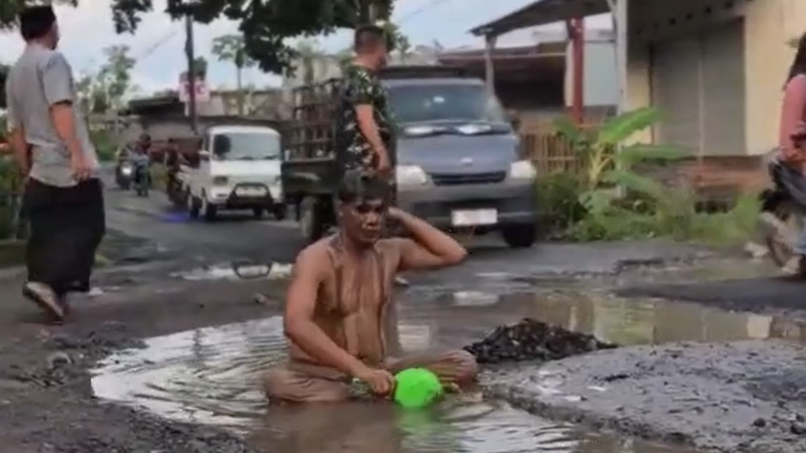 Viral! Frustrasi Jalan Rusak Tak Diperbaiki, Kades Bonder Nekat Mandi Lumpur