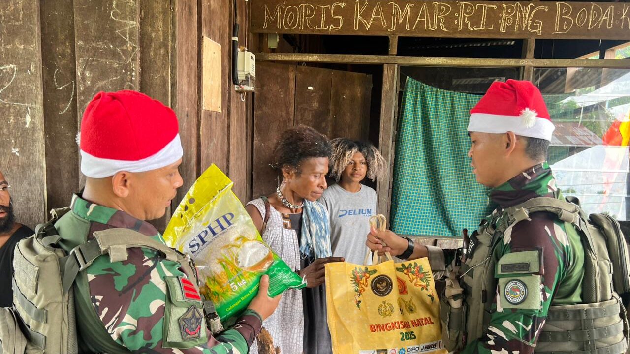 Peduli Warga Tapal Batas, Satgas Pamtas RI–PNG Bagikan Puluhan Paket Sembako
