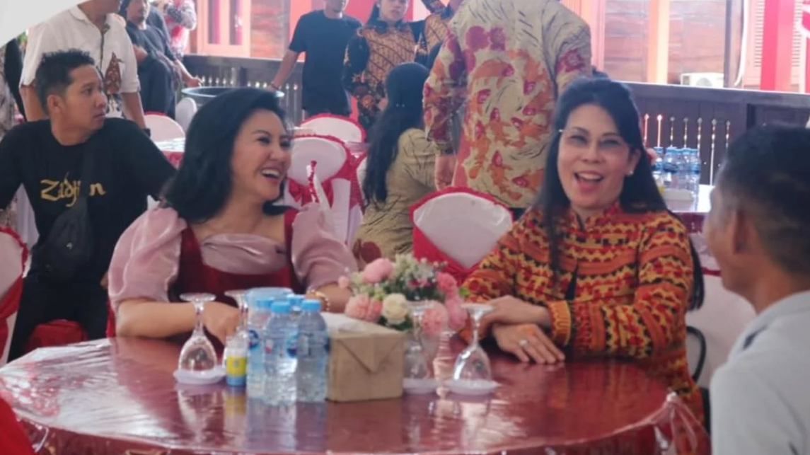 Gelar Open House Natal, Pendopo Bupati Landak "Diserbu" Warga hingga Pejabat Daerah