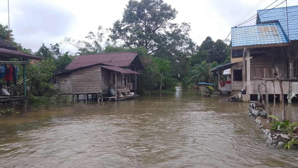 Menjelang Pergantian Tahun Desa Umin Jaya Dilanda Banjir, Warga Berbondong Serbu Tukang Sayur Keliling Tempuh 1 km Lewati Genangan Banjir