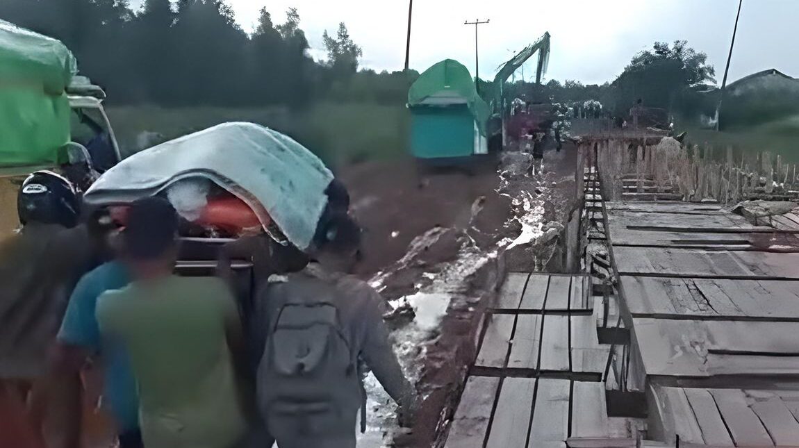 Terjebak Macet di Jalan Rusak, Warga Sungai Melayu Rayak Terpaksa Gotong Jenazah Secara Estafet