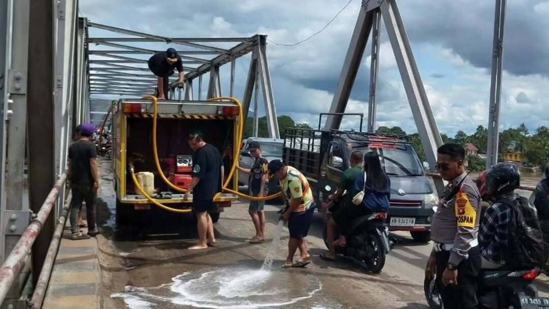 Tumpahan Solar di Jembatan Melawi Makan Korban, Petugas Lakukan Pembersihan