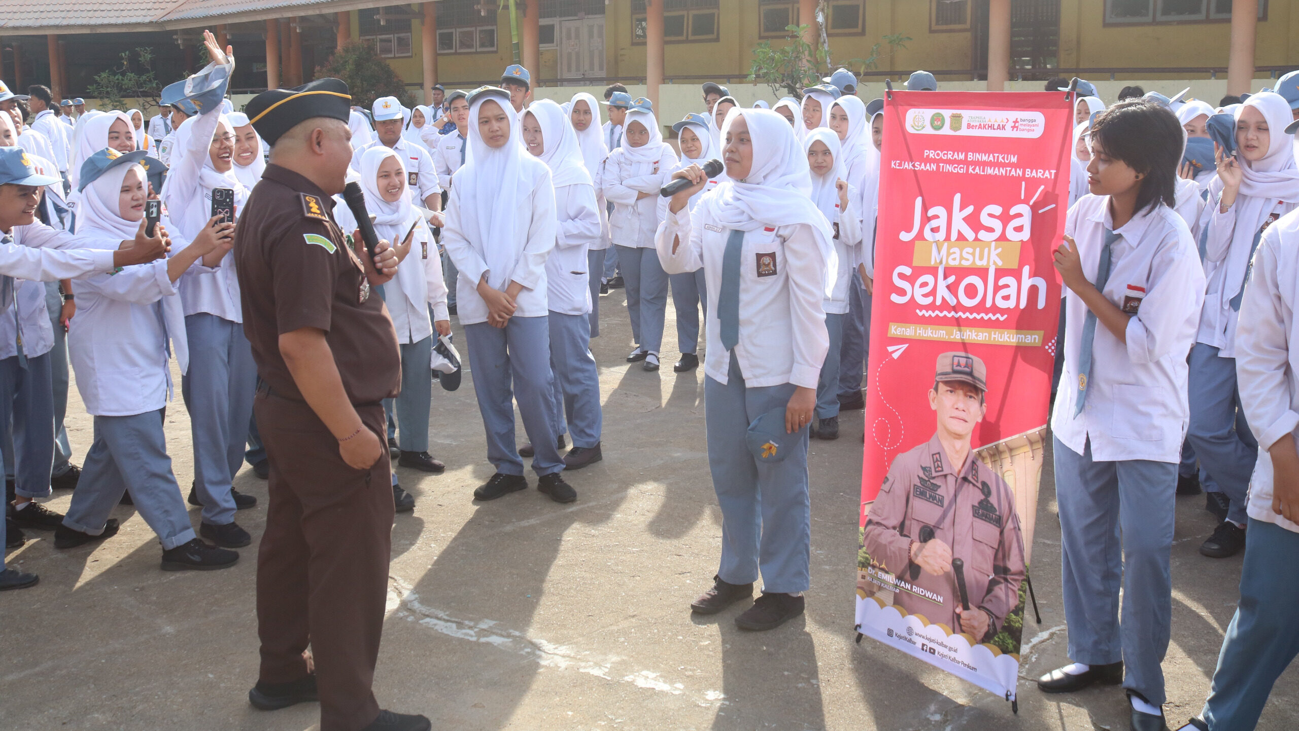 Sambangi SMAN 9 Pontianak, Asintel Kejati Kalbar Ingatkan Bahaya Judi Online Lewat Program Jaksa Masuk Sekolah
