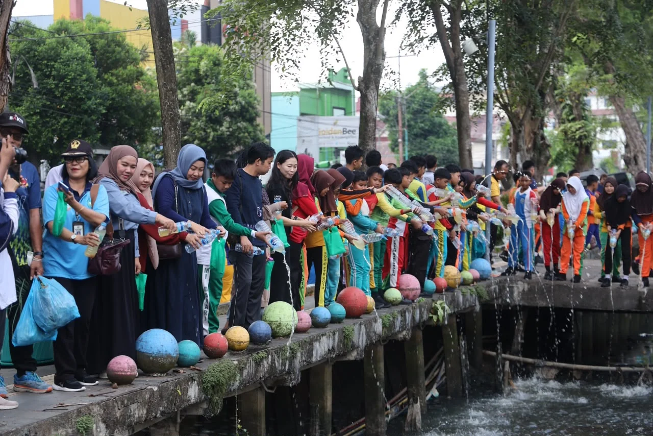 Pelajar SMP Negeri 1 Pontianak Praktikkan Pemanfaatan Eco Enzyme Saat Masa Orientasi Sekolah