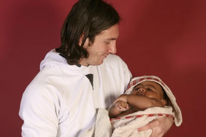 Nyata Bukan AI, Foto Viral Messi Mandikan Yamal Disebut UNICEF Inspiratif