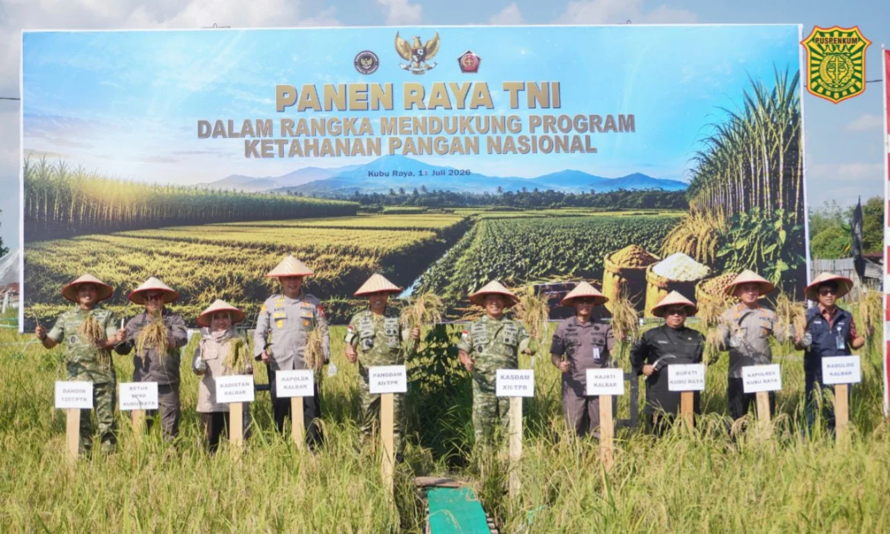 Pangdam Tanjungpura Pimpin Langsung Panen Raya Ketahanan Pangan di Kubu Raya