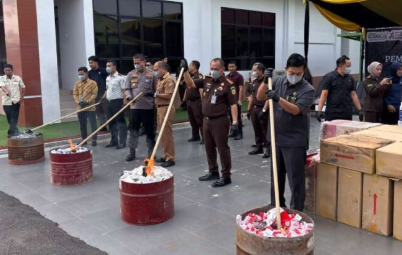 Kejari Mempawah Musnahkan Narkoba dan Ratusan Ribu Batang Rokok Ilegal