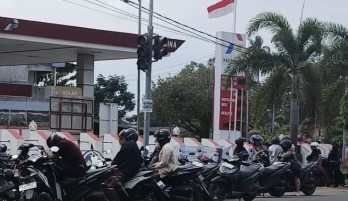 Kelangkaan BBM di Ketapang Paksa Warga Antre Berjam-jam hingga Beli Eceran Mahal
