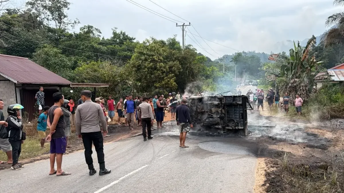 Mobil Terbakar dan Terguling di Jalan Trans Kalimantan Sanggau, Dua Orang Terluka
