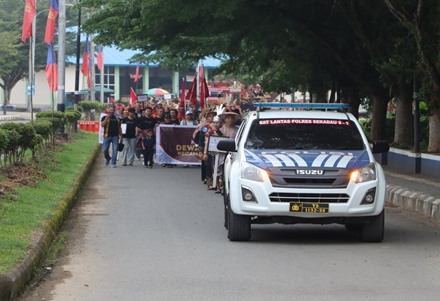 Meriah! Pawai Karnaval Budaya Warnai Pembukaan Pekan Gawai Dayak XV Sekadau
