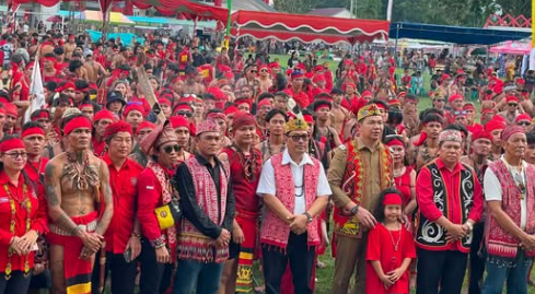 Atraksi Pasukan Merah TBBR Meriahkan Pembukaan Pekan Gawai Dayak Kapuas Hulu