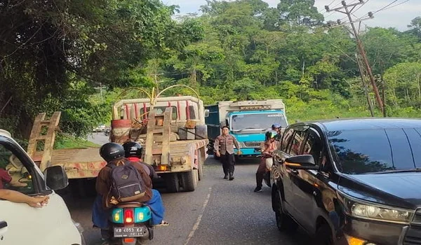 Truk CPO Patah As di Tanjakan RSUD Sekadau, Jalur Sintang Sempat Terhambat