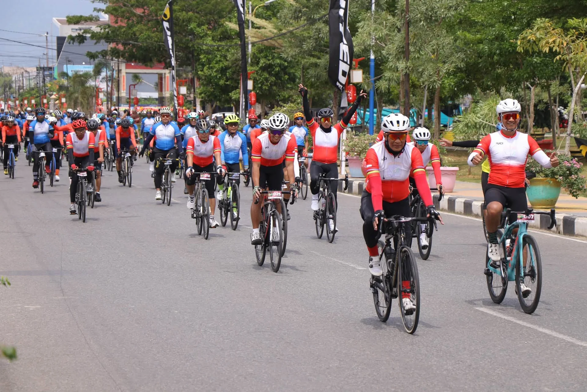 Ratusan Pesepeda Tempuh 150 Kilometer dalam Tour De Singkawang