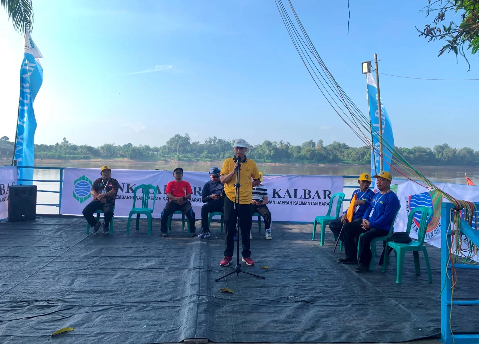 Sambut Turnamen Mancing Se-Kalbar, Warga Dusun Semuntai Gelar Jalan Santai