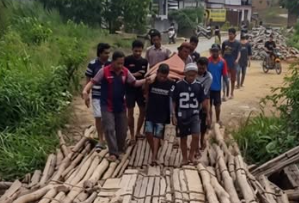 Viral Warga Tandu Jenazah Akibat Jembatan Rusak, Pemkab Landak Desak Diperbaiki